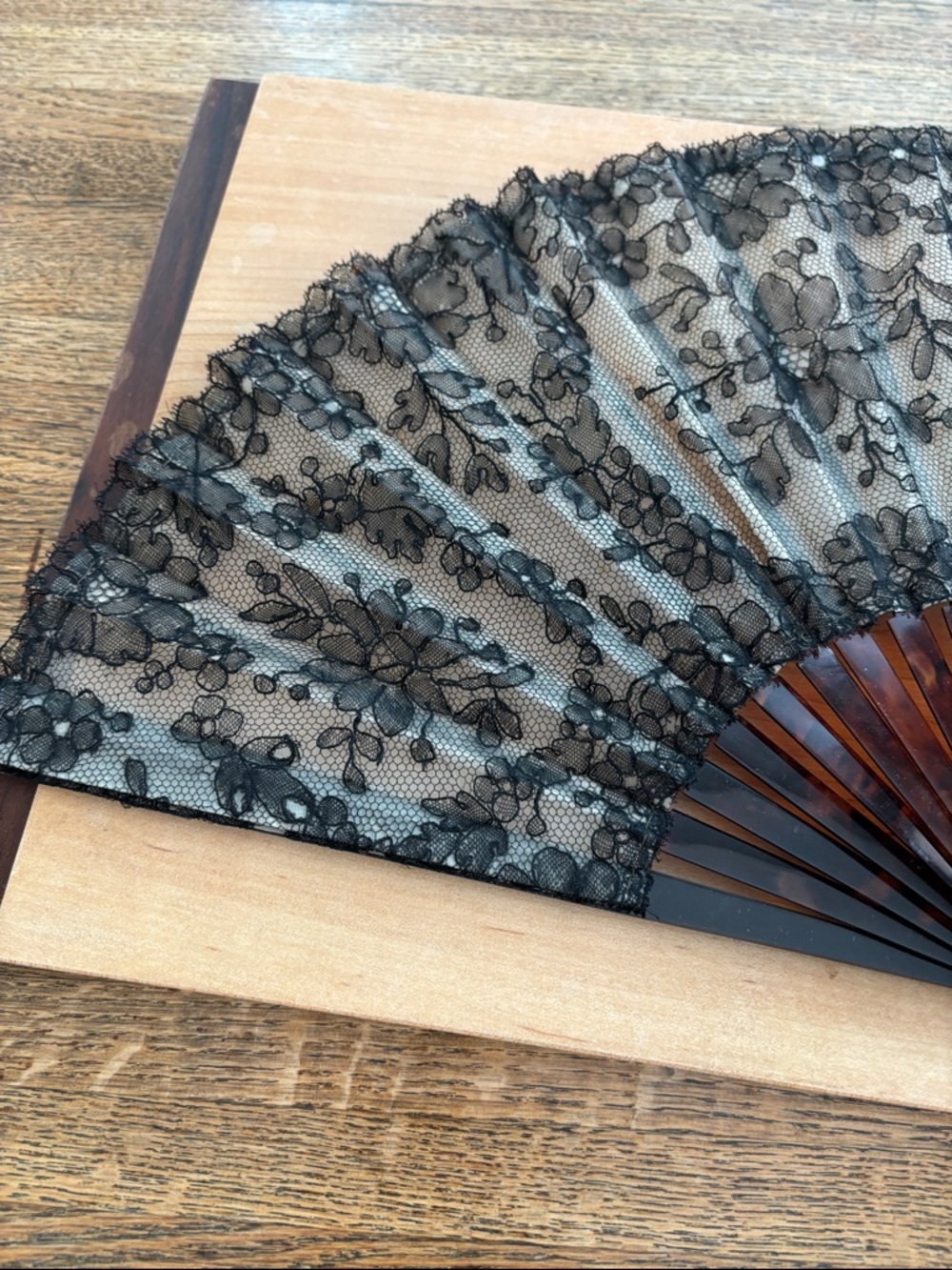 Vintage Black Lace Folding Hand Fan with Tortoise Handle - Picture 3 of 16